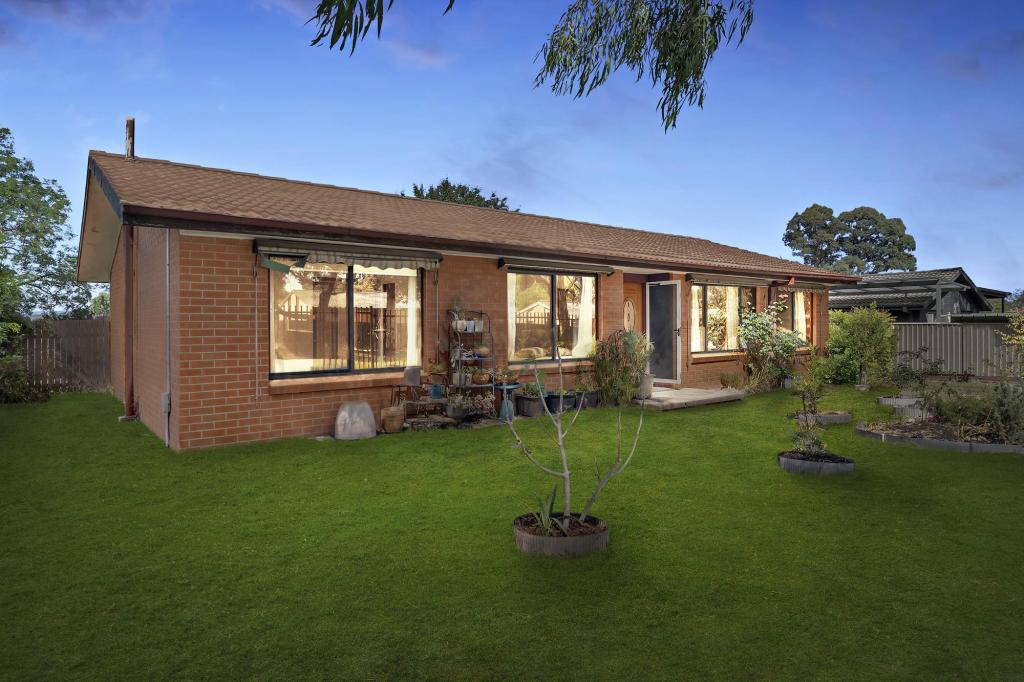 15 Macintyre Pl, Charnwood, ACT 2615