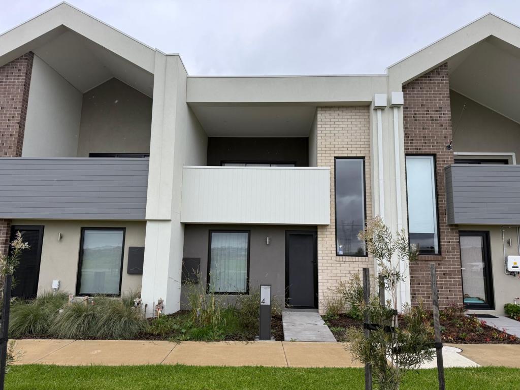 4 Locanda Walk, Clyde North, VIC 3978