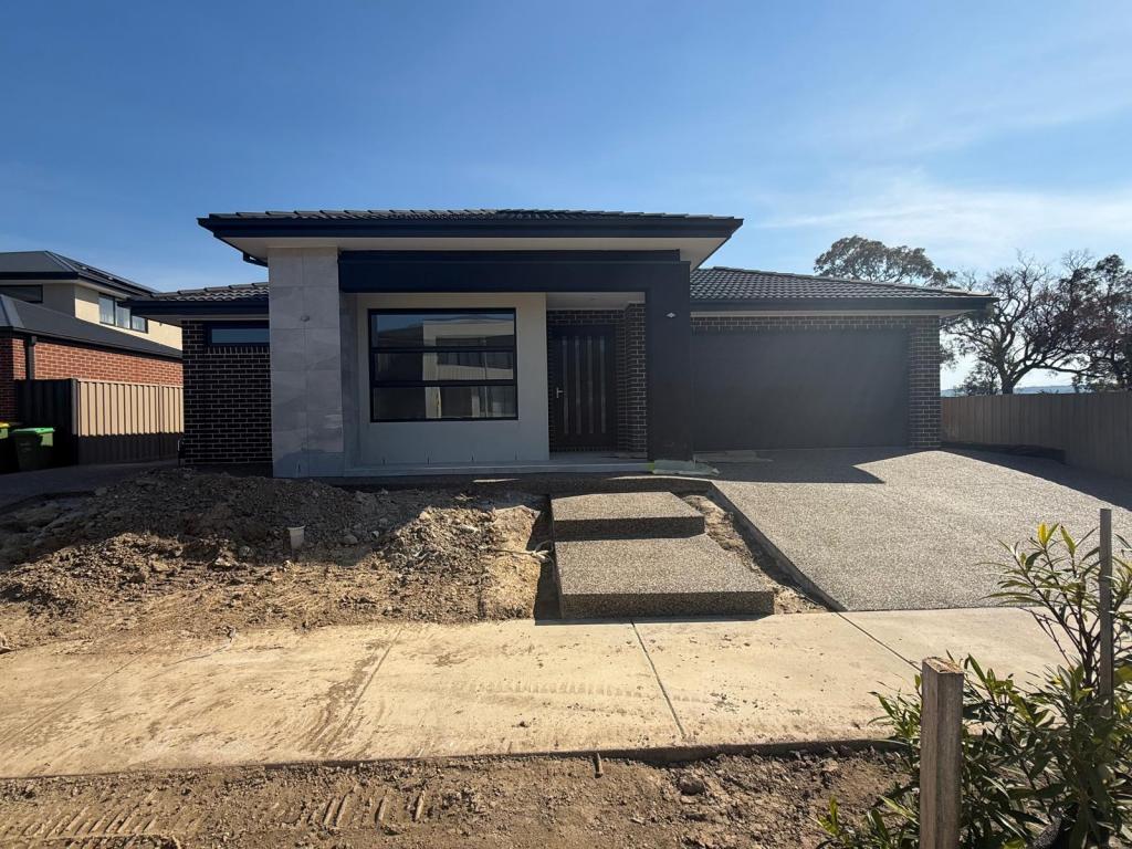 16 SAMPSON DR, PAKENHAM, VIC 3810