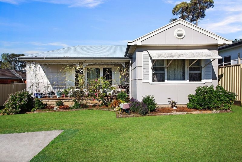 4 Sunnyside Ave, Point Clare, NSW 2250