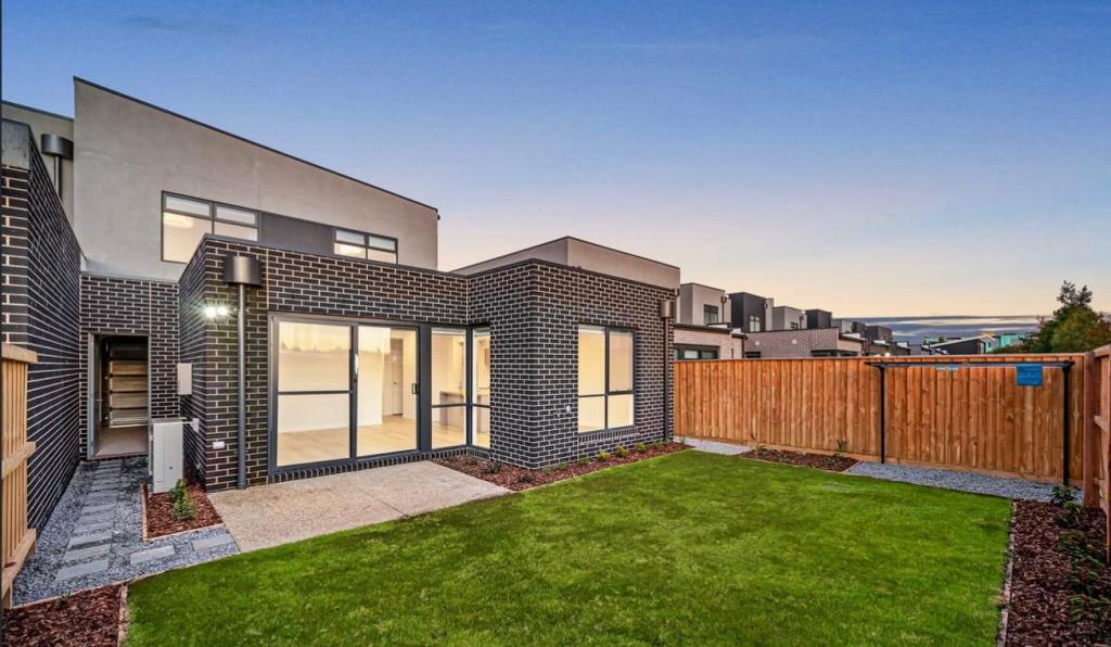 18 Plains Cct, Aintree, VIC 3336