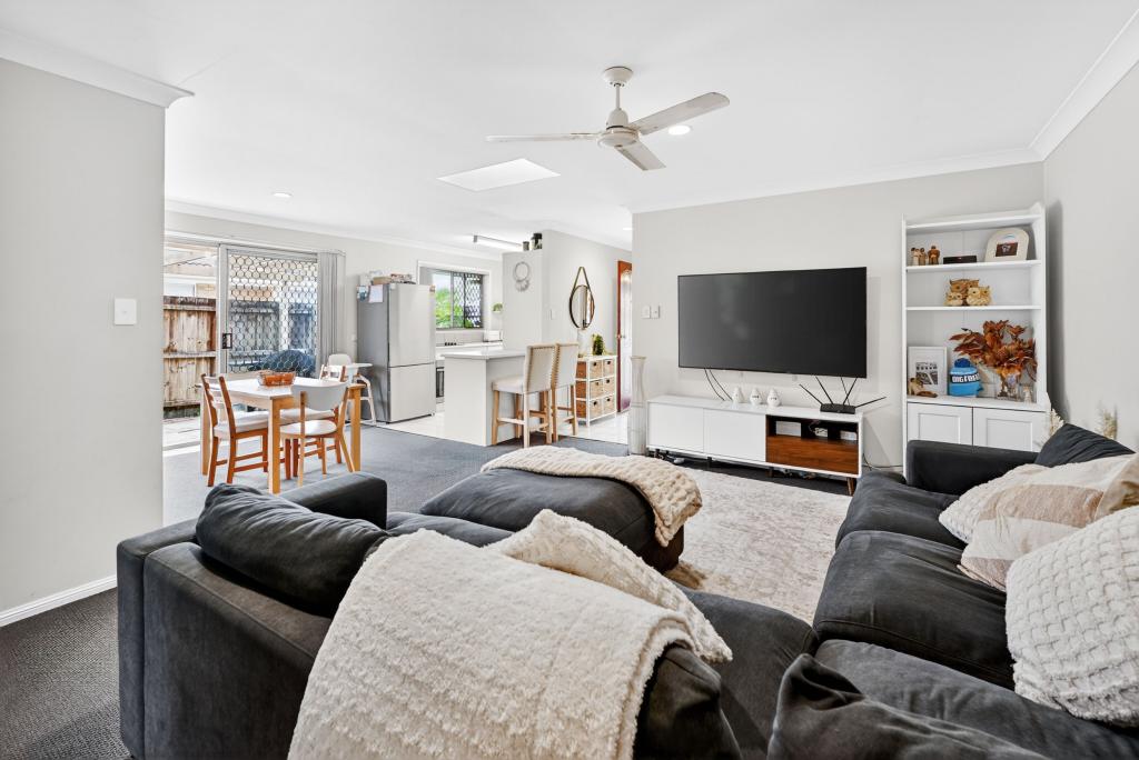2/17 Coventry Ct, Labrador, QLD 4215