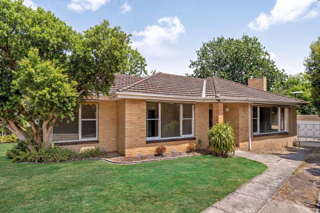 17 WOODSTOCK RD, MOUNT WAVERLEY, VIC 3149