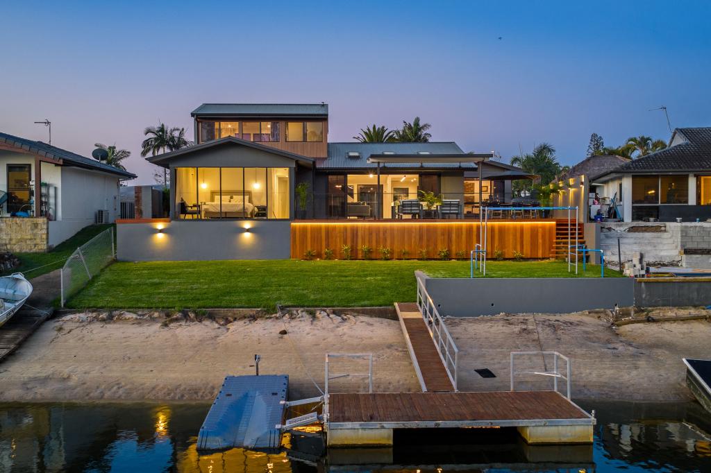 6 Huon St, Broadbeach Waters, QLD 4218