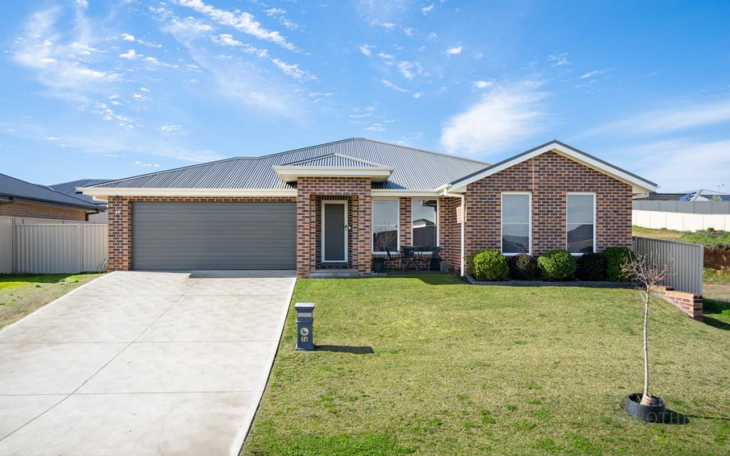 16 Dovey Dr, Kelso, NSW 2795
