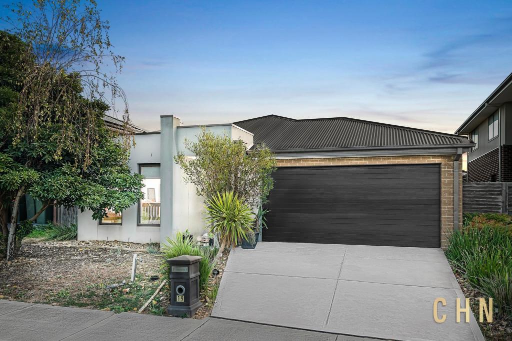 19 Flagstaff Cres, Point Cook, VIC 3030