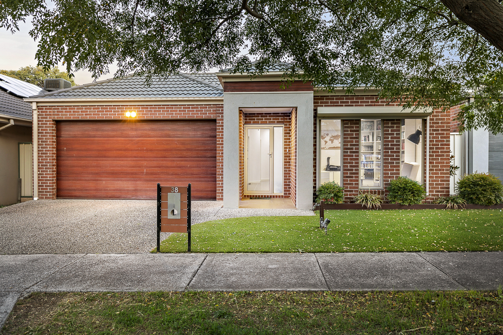 38 Daly Cct, Caroline Springs, VIC 3023