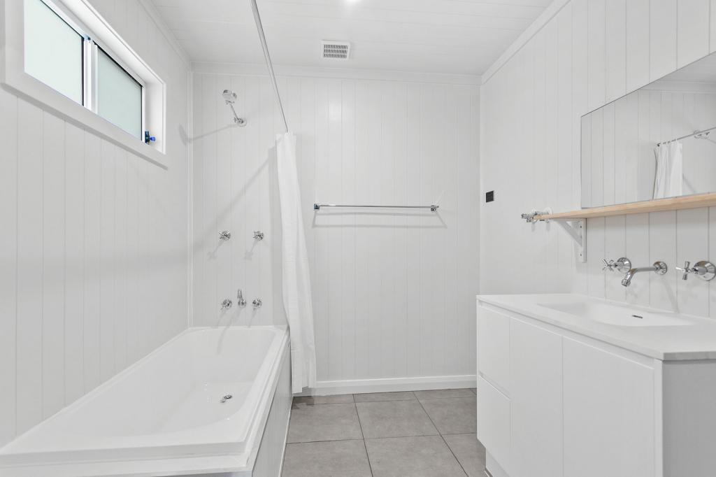 94a Addison Ave, Lake Illawarra, NSW 2528