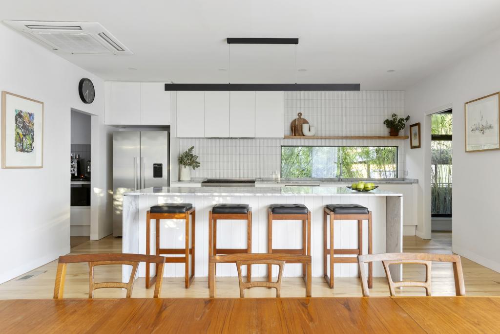 2 NOWRA ST, MOORABBIN, VIC 3189