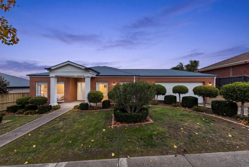 17 WILLS AVE, PAKENHAM, VIC 3810