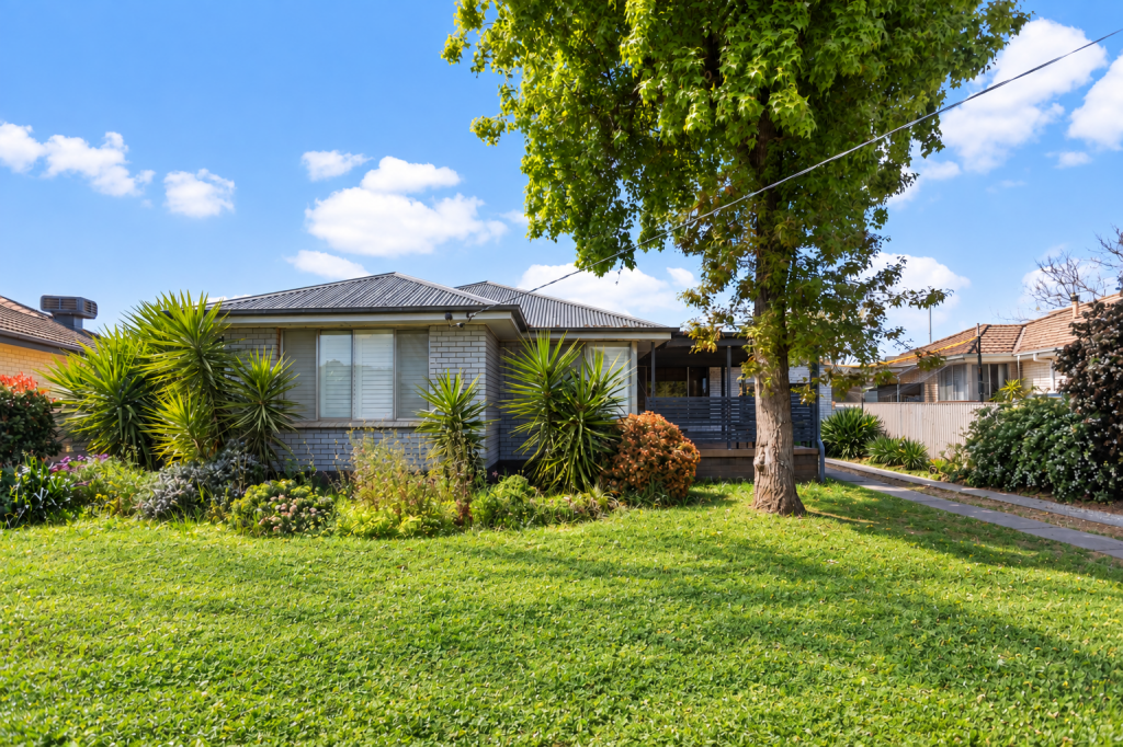 7 Holloway St, Tolland, NSW 2650