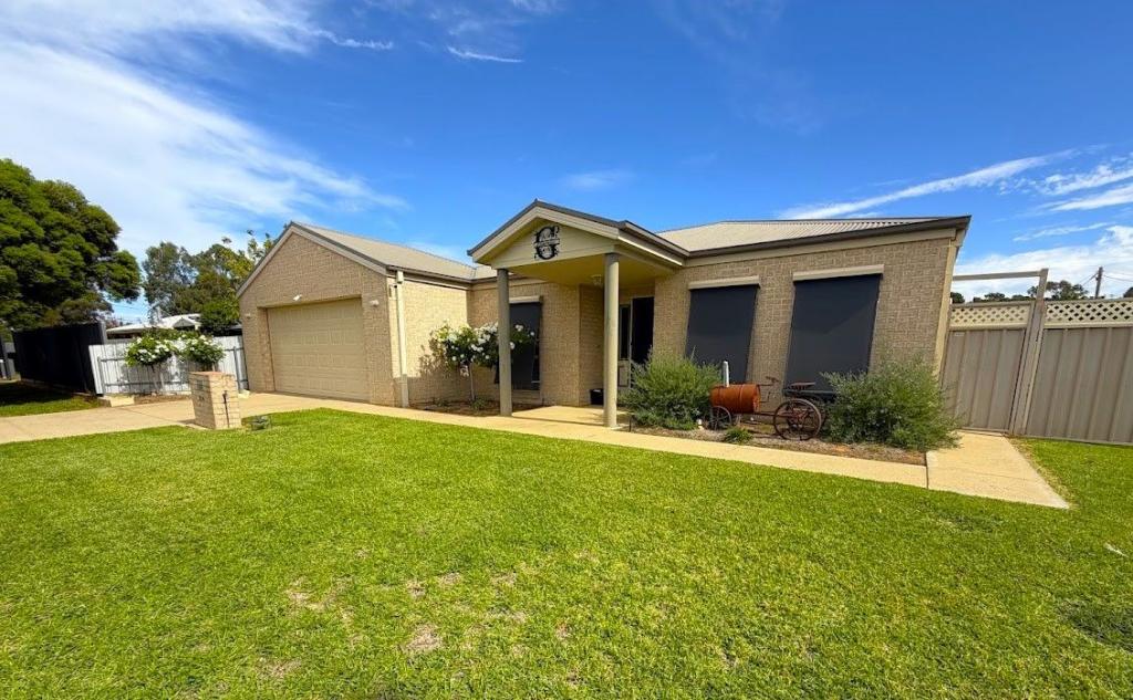 220 FINLEY RD, DENILIQUIN, NSW 2710