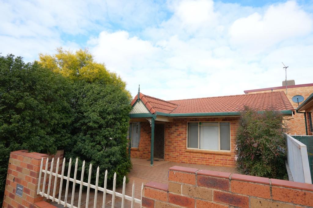 2/4 Banna Lane, Griffith, NSW 2680