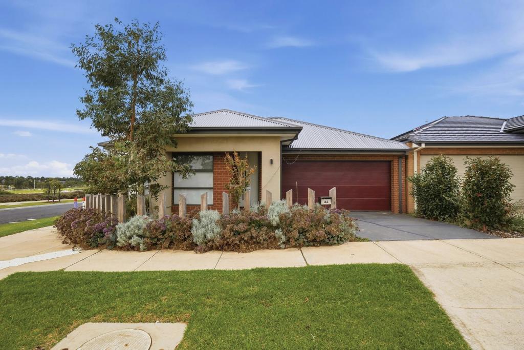 32 BAINBRIDGE RD, MANOR LAKES, VIC 3024