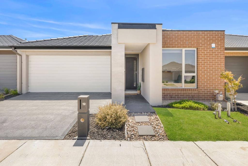 19 PALLADIAN AVE, CHARLEMONT, VIC 3217