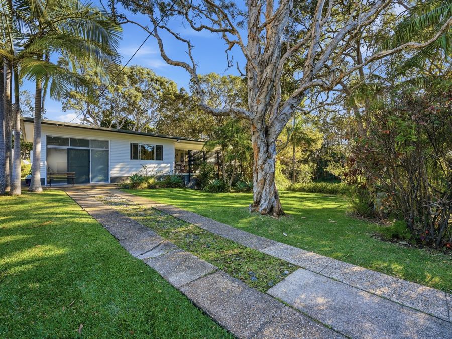 13 Lakeside Dr, Sapphire Beach, NSW 2450