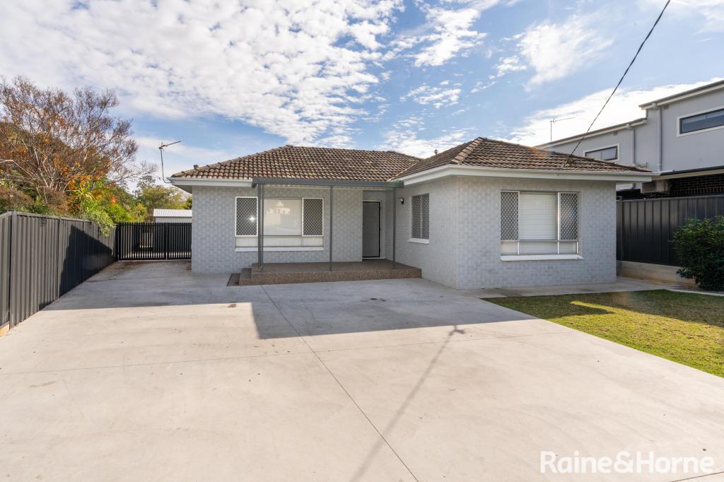 8 Manoora Ave, Mount Austin, NSW 2650