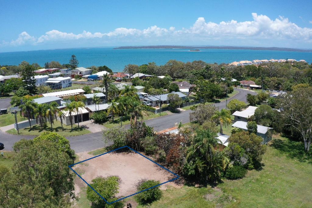 9 Crescent St, Urangan, QLD 4655