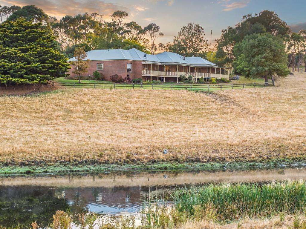 100 Sunday Ridge Rd, Simpson, VIC 3266