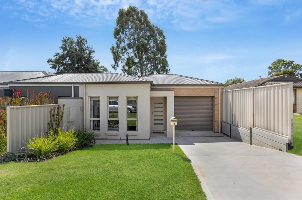 8 Gundowringa Ave, Happy Valley, SA 5159