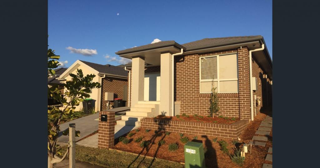 17 Holly Cres, Jordan Springs, NSW 2747