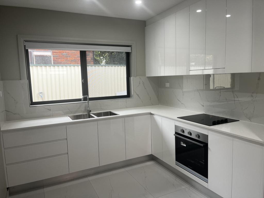 2a Ryde Pl, St Johns Park, NSW 2176