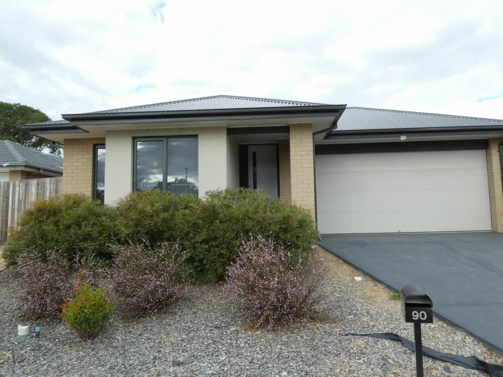 90 LAURINA WAY, LUCKNOW, VIC 3875