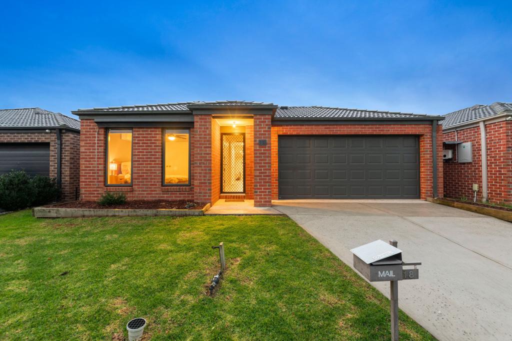 18 Crystal St, Pakenham, VIC 3810