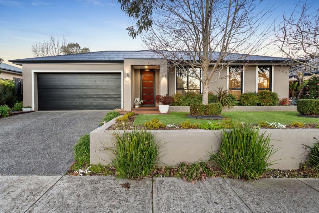 8 Serenity Dr, Langwarrin, VIC 3910