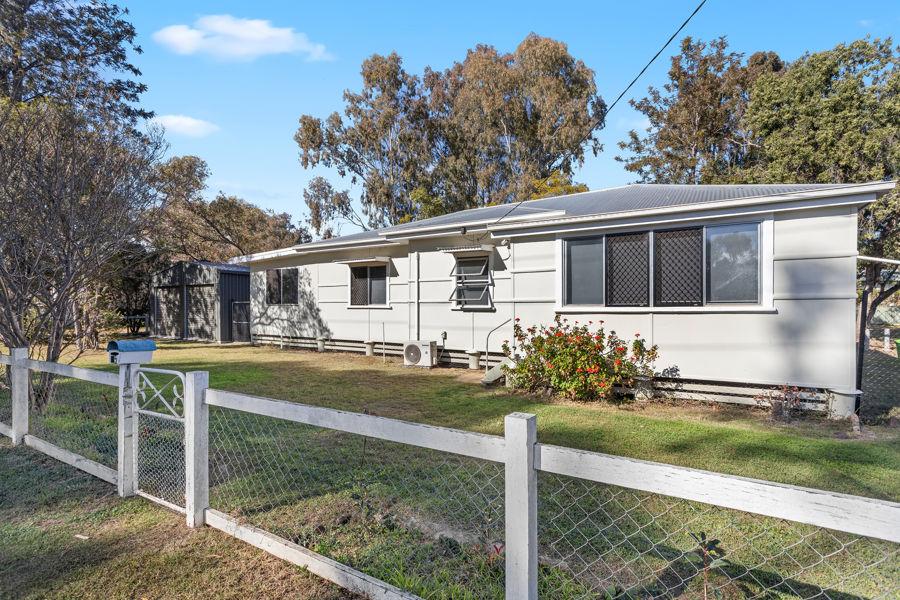 15 Tyrrell St, Oakey, QLD 4401