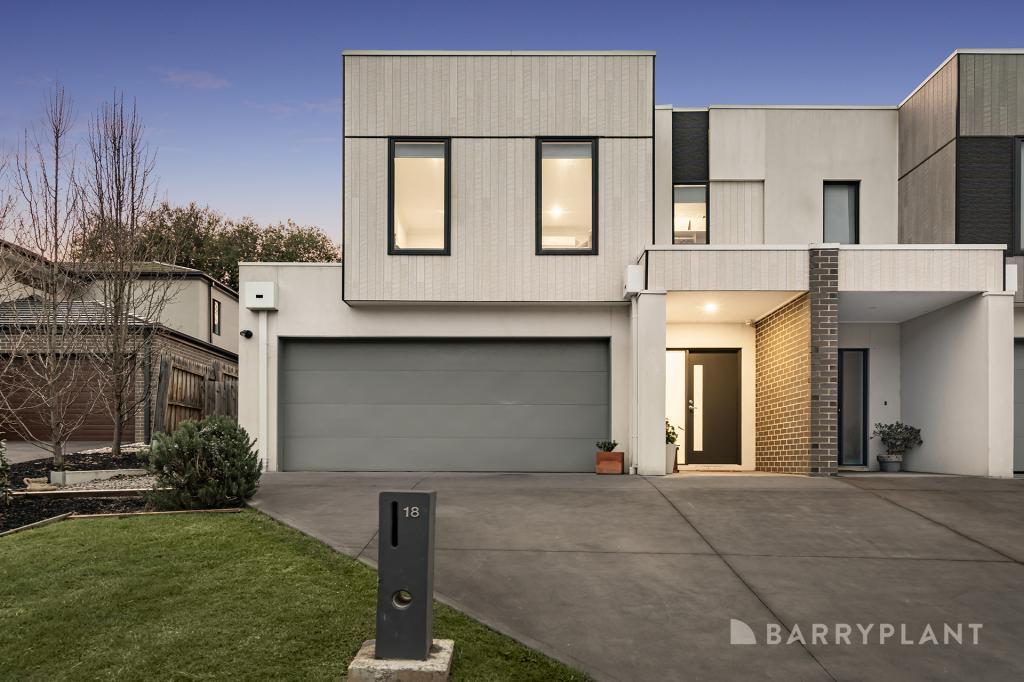 18 SIMMONS CT, CHIRNSIDE PARK, VIC 3116