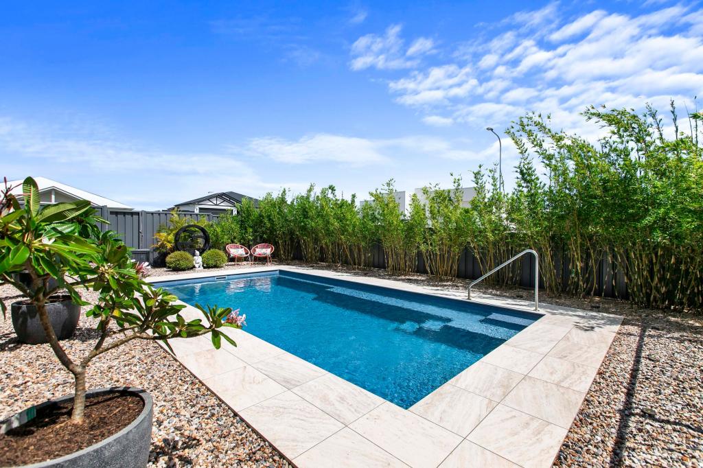 4 Woodruff Cres, Nikenbah, QLD 4655