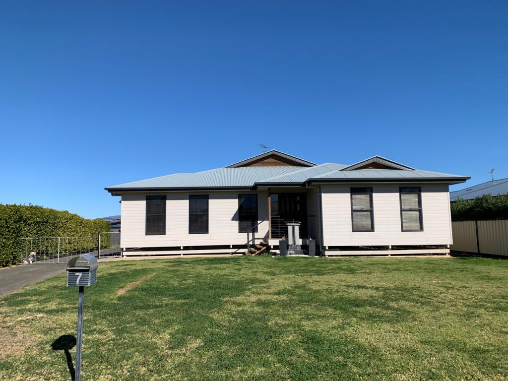 7 Lockyer Cres, Roma, QLD 4455