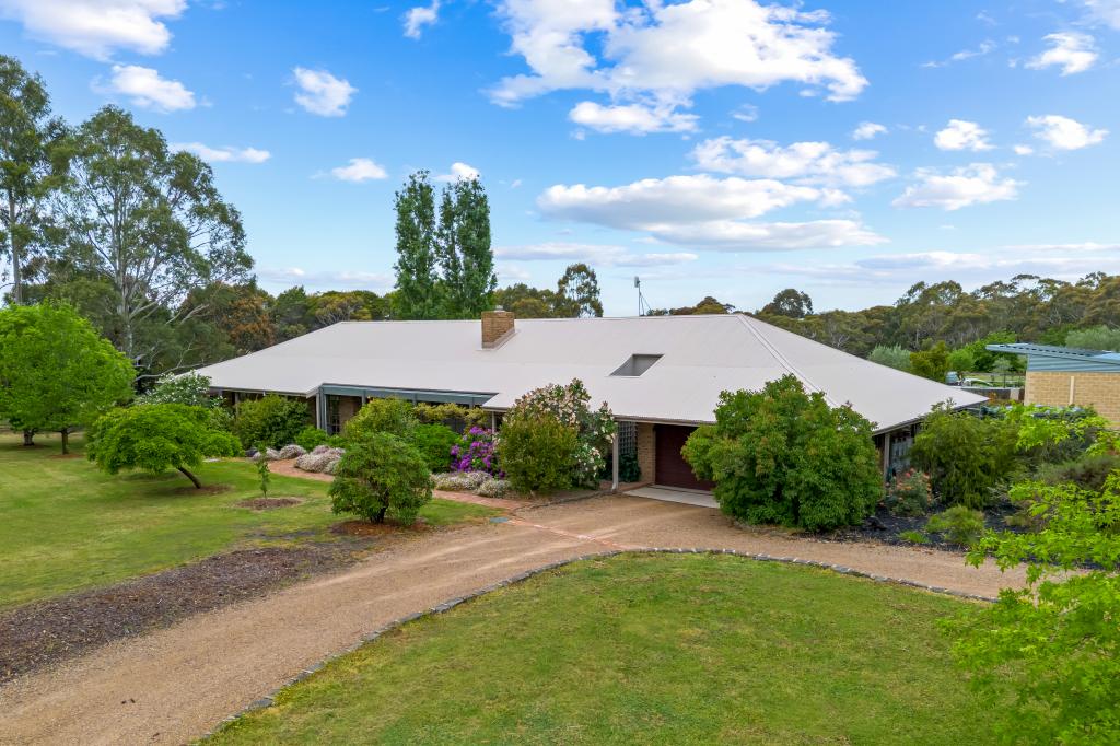 211 Gyro Cl, Riddells Creek, VIC 3431