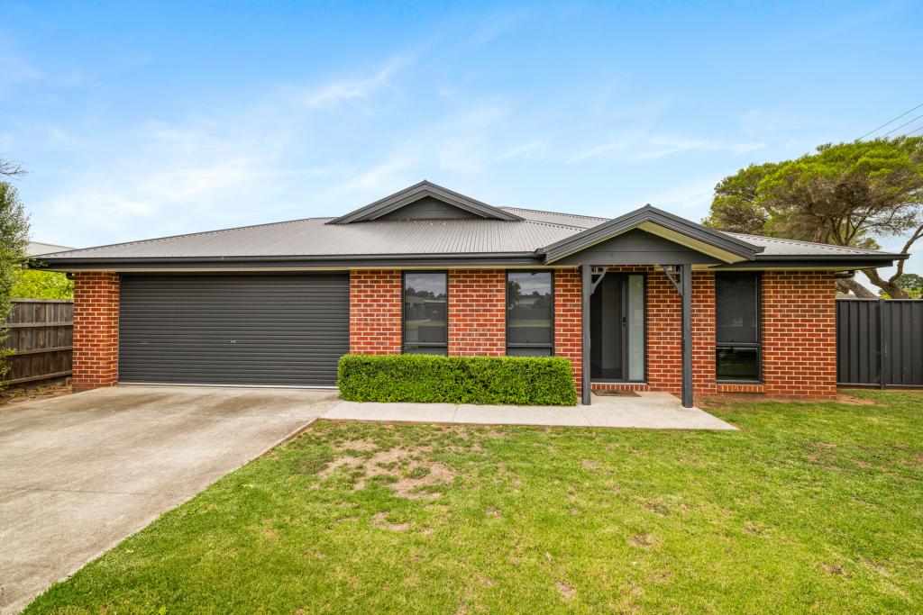 211 RAGLAN ST, SALE, VIC 3850