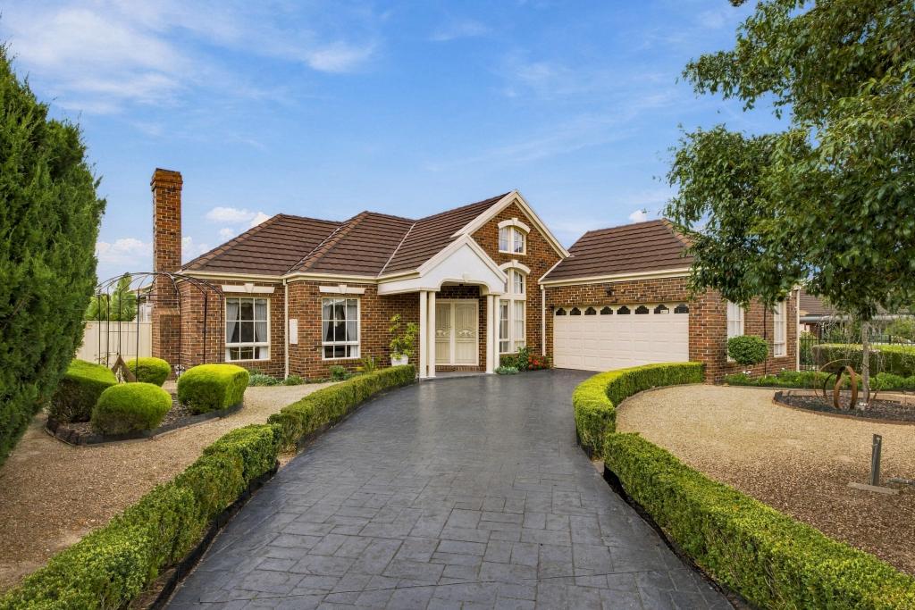 10 Warrego Pl, Taylors Lakes, VIC 3038