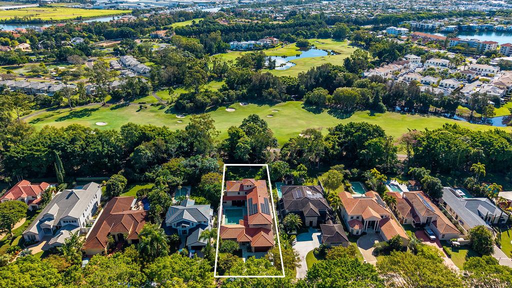8215 Magnolia Dr E, Hope Island, QLD 4212