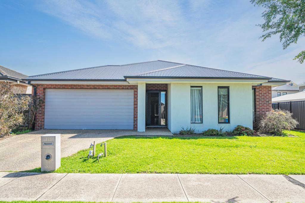 19 HOLLINGROVE AVE, CLYDE NORTH, VIC 3978