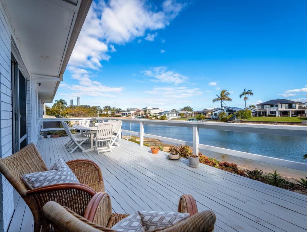 38 Park Ave, Broadbeach Waters, QLD 4218