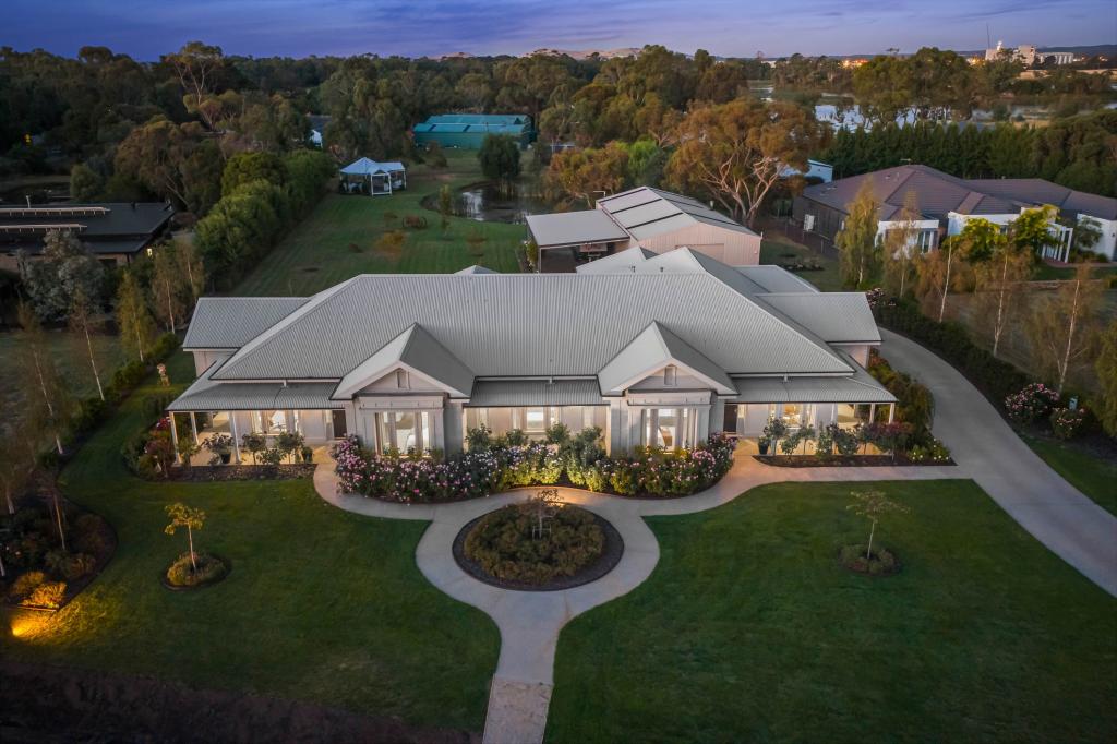 32 Remembrance Dr, Cardigan, VIC 3352