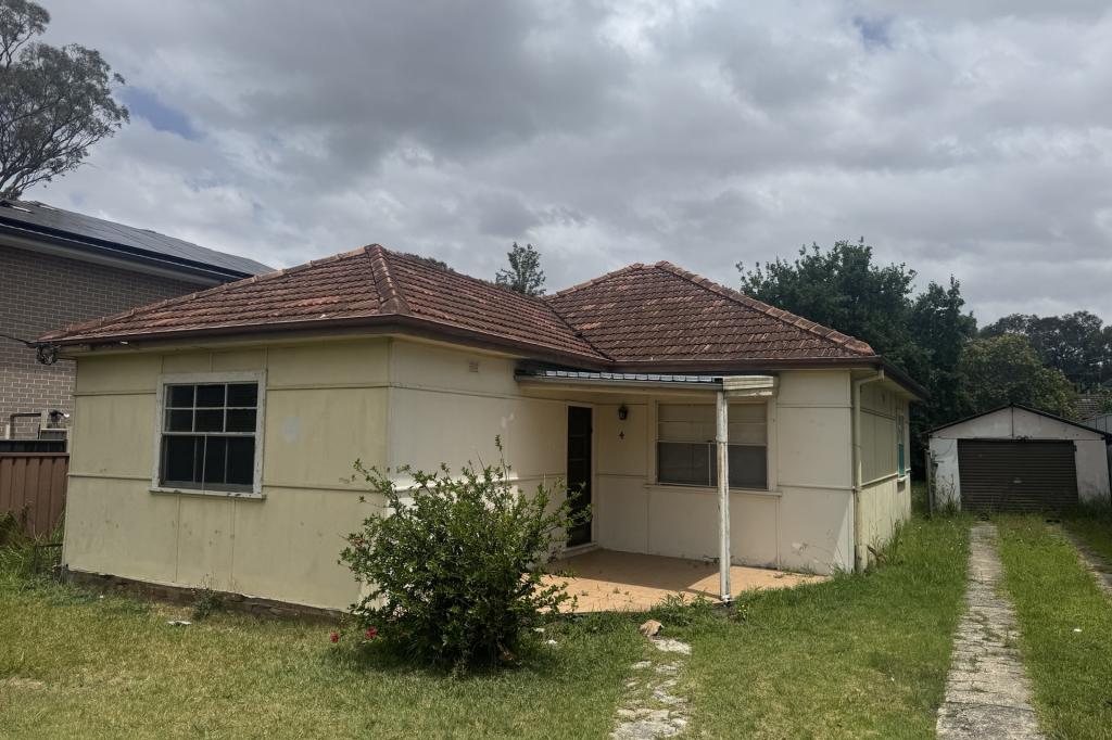 4 DESMOND ST, MERRYLANDS, NSW 2160