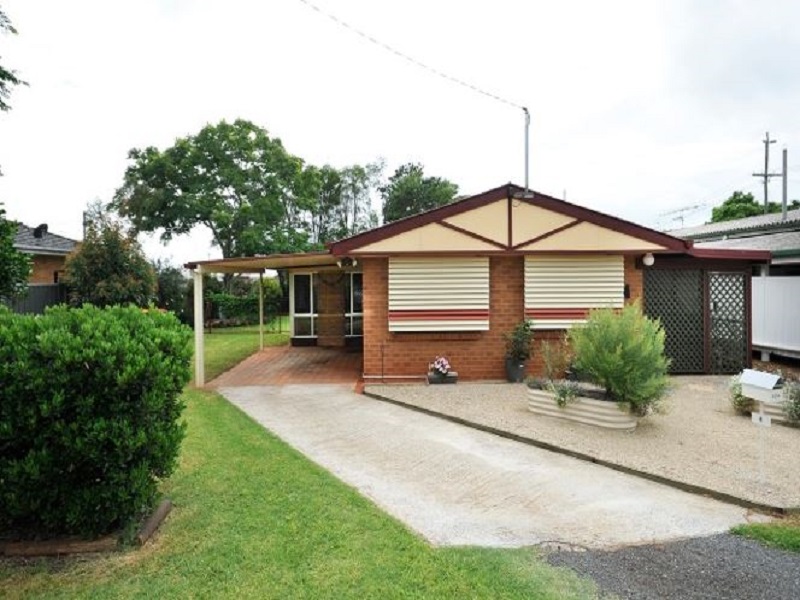 4 Ganzer St, Rockville, QLD 4350