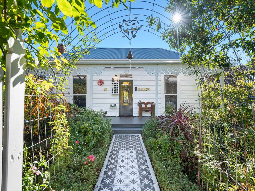15 ABBOTT ST, HAMILTON, VIC 3300