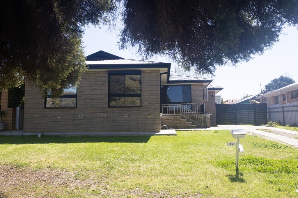 17 Fairbairn Cres, Kooringal, NSW 2650