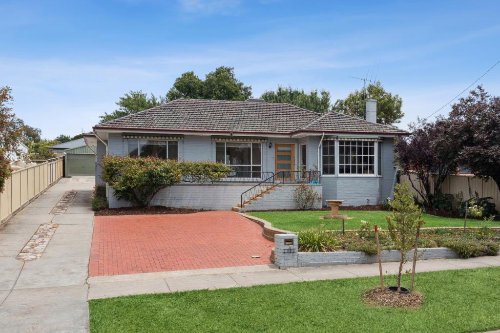 4 EASTERN RD, STRATHDALE, VIC 3550