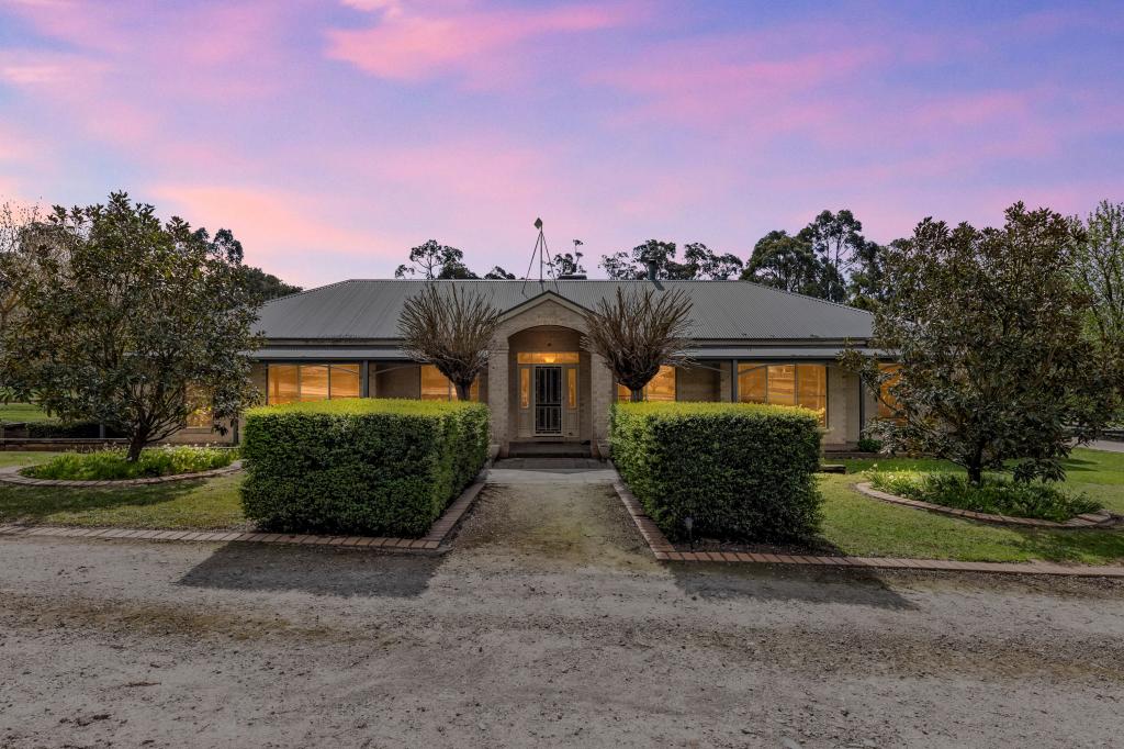 4 Hague Ct, Drouin, VIC 3818