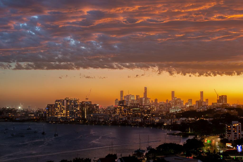 8 DICKSON TCE, HAMILTON, QLD 4007