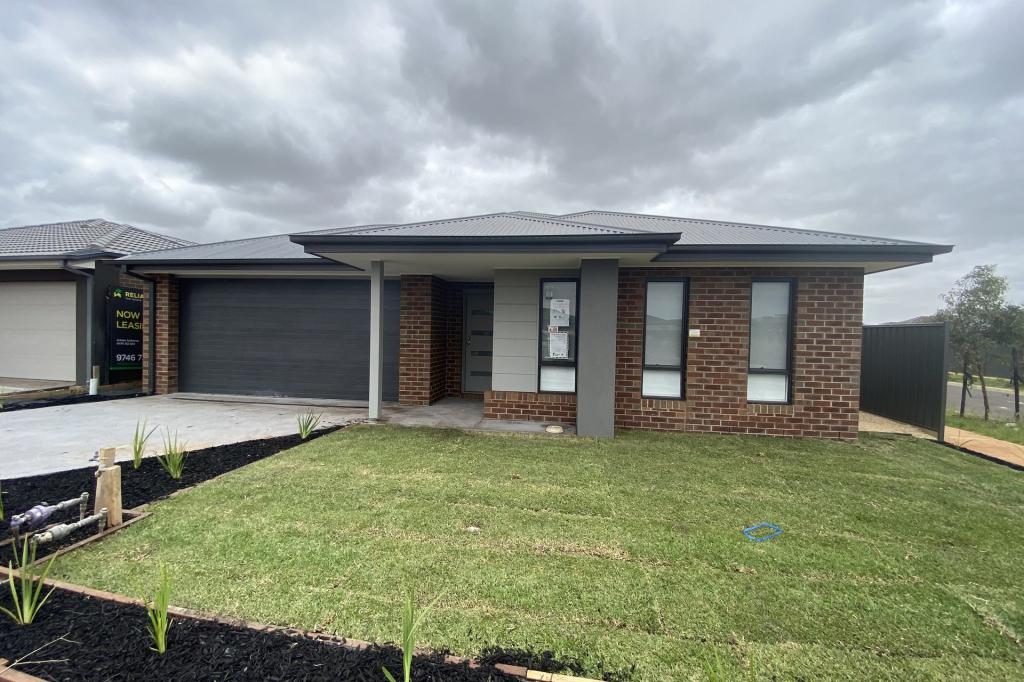 11 STEVENAGE DR, STRATHTULLOH, VIC 3338