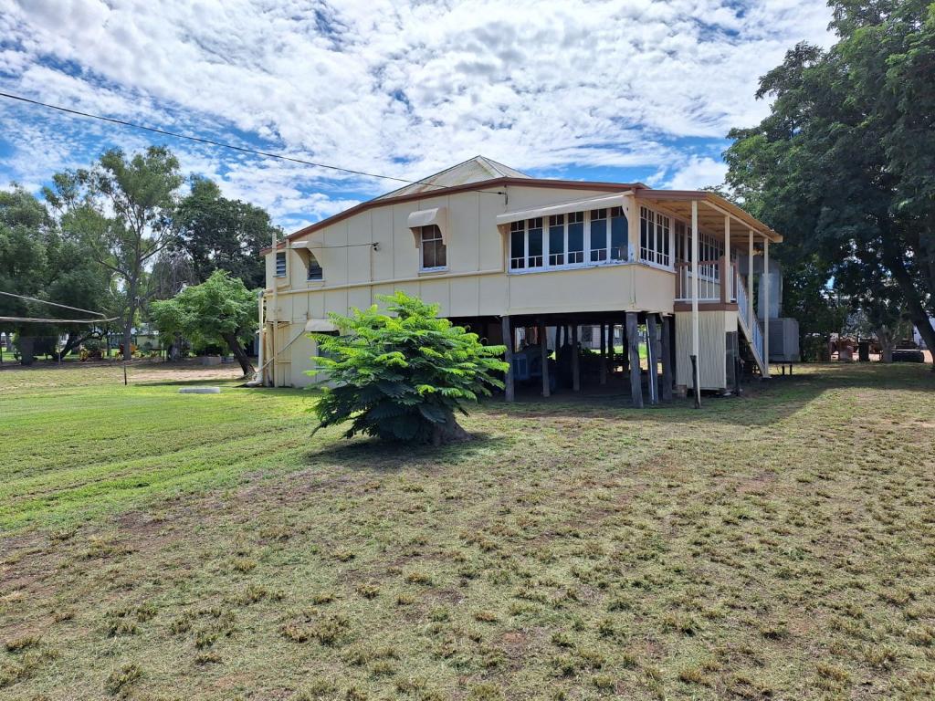 3 Bicentennial Dr, Isisford, QLD 4731