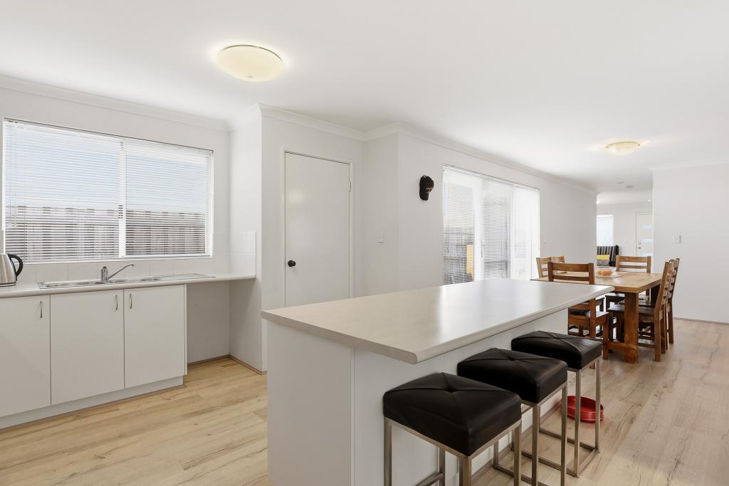 8 Acerosa Bvd, Halls Head, WA 6210